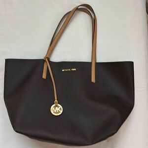 Michael Kors purse and wristlet
